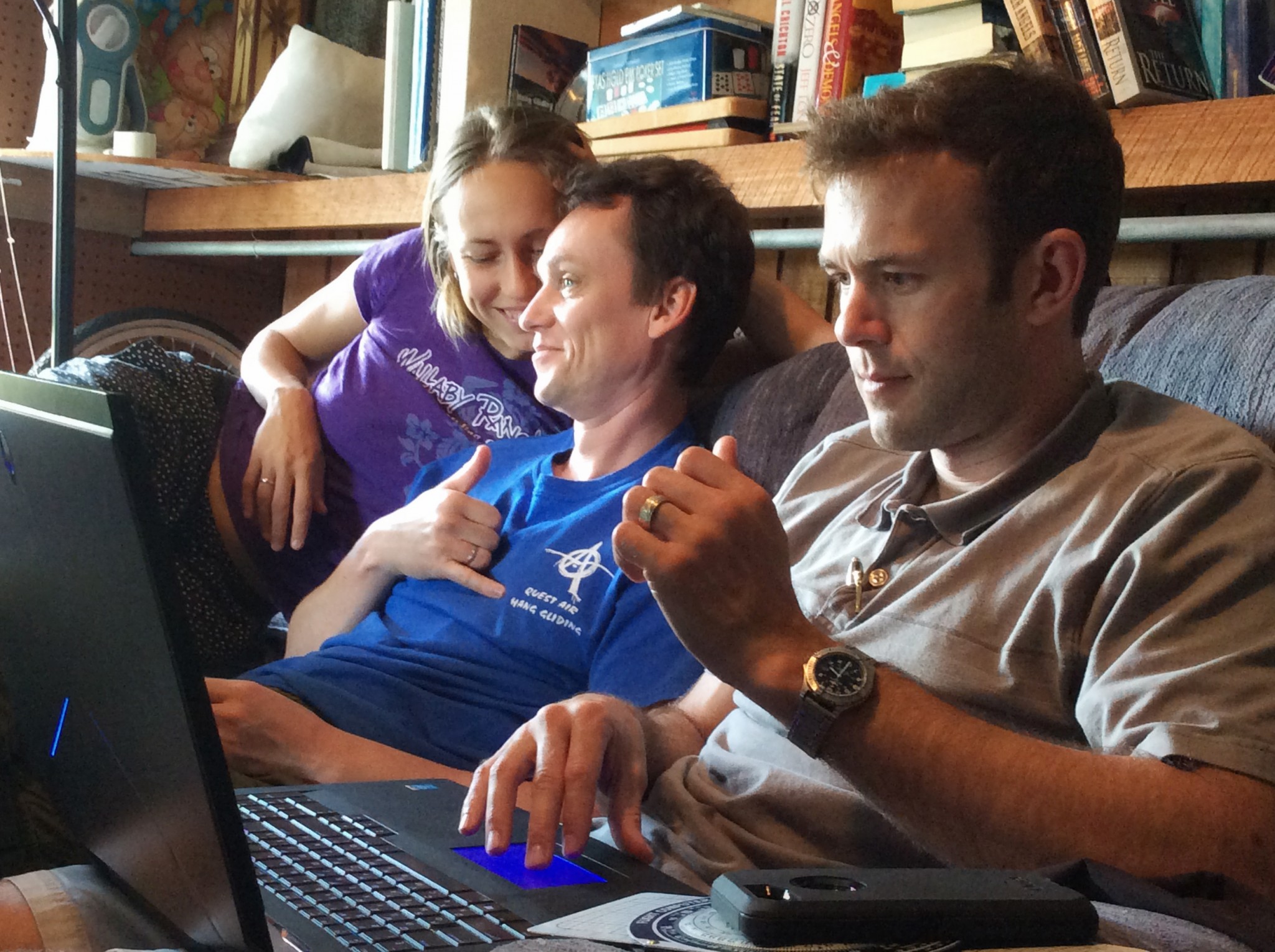 Our instructor Jason introduces the IACRA web-site to us ~ Наш инструктор Джейсон показывает нам сайт IACRA
